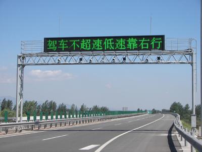 中国 ハイウェーの交通の省エネのメッセージ テキスト二重三色のスクローリング交通LED印P10mm 販売のため