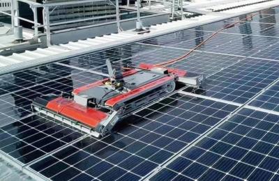 China Rooftop Solar Panel Cleaning Robot Battery Powered Dry/Water Mode Photovoltaic Solar Cleaning Robot for sale