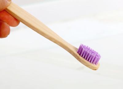 Chine Le doux se raidit la brosse à dents en bambou écologique libre de BPA avec le logo gravé à vendre