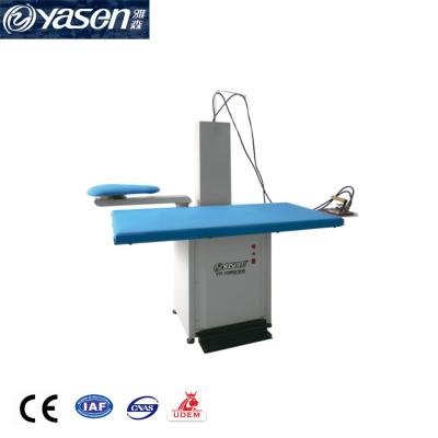 Chine Table de repassage de vêtements d'hôpital avec machine à pressage 1400*750 et système de repassage à la vapeur à vendre