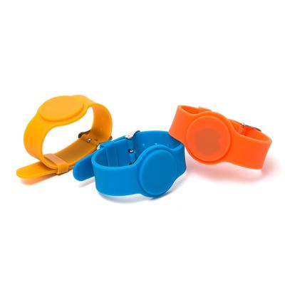 China RFID NFC Silicone Wristbands Bracelets With Cashless Payments For Festival Wristbands for sale