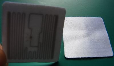 Cina L'autoadesivo su misura di frequenza ultraelevata RFID dell'abbigliamento etichetta 512 etichette dell'indumento di Rfid di memoria dei bit in vendita