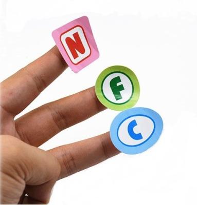 China Las etiquetas engomadas programables de papel imprimibles de Nfc marcan la etiqueta con etiqueta para el teléfono ISO14443A en venta