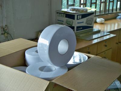 China Grabación en relieve absorbente de la ayuda del papel higiénico del rollo enorme 18gsm 1ply en venta