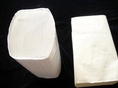 中国 1 つの層 40 の gsm のバージンの木のパルプ V の折目の使い捨て可能な浴室手タオル 販売のため