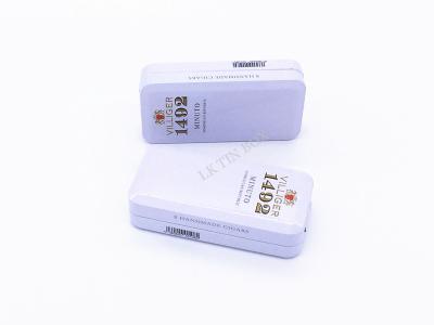 Chine Petite boîte de bidon de cigarette de rectangle pour 20 bâtons avec graver et insertion en refief en métal à vendre