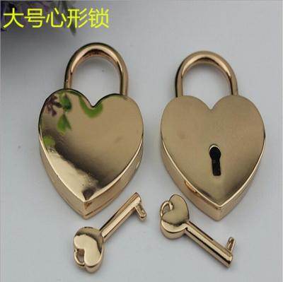 China Fashion hardware handbag light gold decorative zinc alloy hanging heart shaped concentric lock for sales for sale