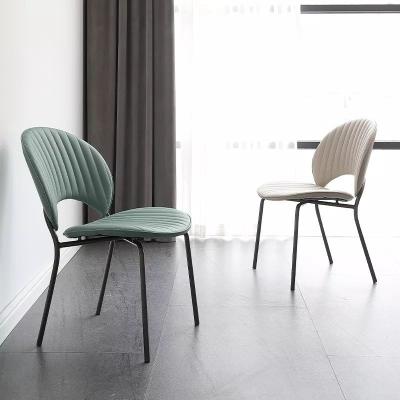China Cadeiras acolchoadas sem braços em couro sintético para sala de jantar design oco à venda