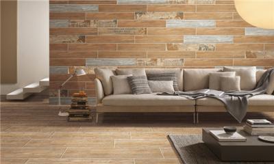 Cina Le mattonelle/legno di legno della porcellana di effetto piastrellano le piastrelle per pavimento di legno di colore ceramico di Brown in vendita