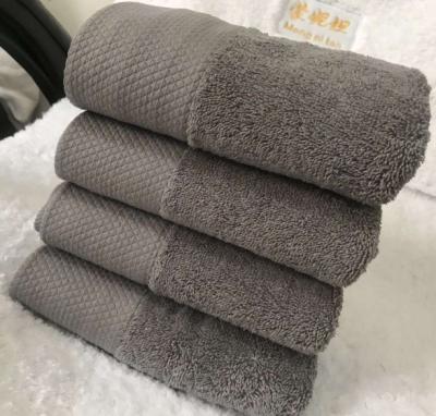 China Café suave absorbente espesado hogar bebé algodón toalla grande 70 * 140cm rectángulo gris hotel toalla de baño en venta