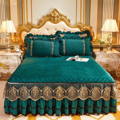 China Customized Size Winter Bedspread Slip Set with Luxury Embroidered Bedding 3-Piece Set for sale