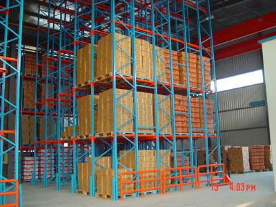 China 5 camadas de pallets de aço estantes de estantes Drive em sistema de armazenamento azul 500KG à venda