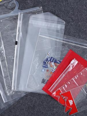 中国 ポリ塩化ビニールの透明なプラスチック ジッパー袋のホック袋の衣類の札のラベルのジップ ロック式袋 販売のため