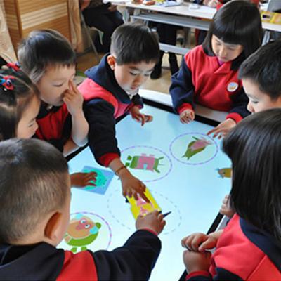 Китай Интерактивный сенсорный экран Кофейный стол Дети играют в игру для школы продается