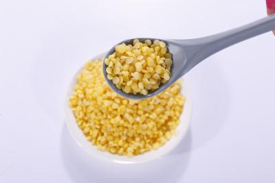 中国 100%の純粋で黄色い蜜蝋は食糧および化粧品の企業のための白い微粒のワックスを小球形にする 販売のため