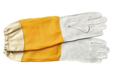 中国 換気された黄色いGriddingの証拠が付いている白い羊皮の養蜂の手袋 販売のため