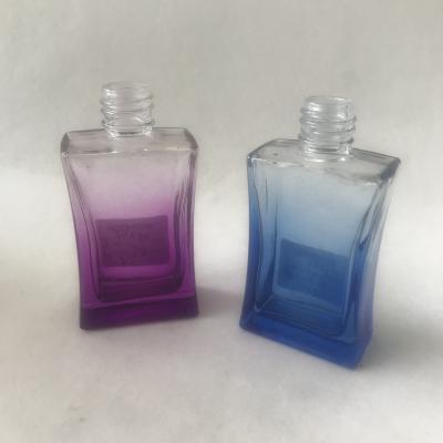 China Espray de cristal pintado de las botellas de perfume de la pendiente del color 50ml con el tapón de tuerca en venta