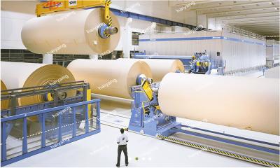 Chine boîte de rebut de carton réutilisant la chaîne de production 1760 métier/petit pain papier d'emballage faisant des machines à vendre