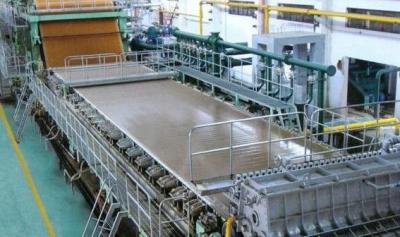 Chine La conversion de fréquence 150 tonnes de /D Papier d'emballage a ridé la machine de fabrication de papier pour le moulin à papier à vendre