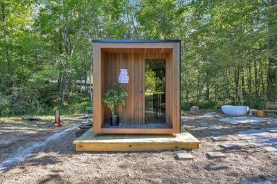 China Wasserdichtes Stahlrahmen Glashaus Sonnenräume mit klarem Glas und Schiebetür zu verkaufen