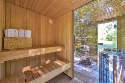 China Wasserdichtes Stahlrahmen Glashaus Sonnenräume mit klarem Glas und Schiebetür zu verkaufen