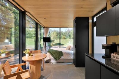 China Wasserdichtes Stahlrahmen Glashaus Sonnenräume mit klarem Glas und Schiebetür zu verkaufen