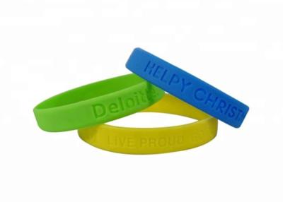 Chine Couleurs solides adaptées aux besoins du client des bracelets 202x12x2mm de silicone de sports de Debossed à vendre