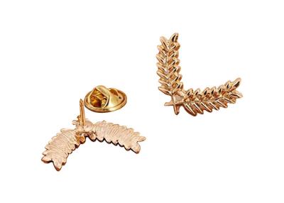 China Pinos personalizados da lapela do esmalte dos crachás dos broches para o chapeamento de ouro dos homens à venda