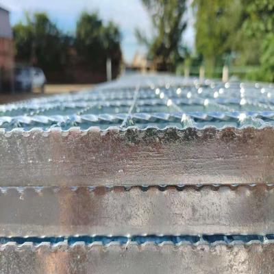 Chine Le bâtiment en métal a crénelé la grille en acier de drain de drainage discordant en acier de parking à vendre