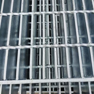 China 657/30/100 Heavy Duty Steel Grating Hot Dip Galvanized Pedestrian Channel Installed for sale