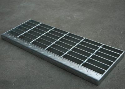 Chine Bandes de roulement d'escalier en acier galvanisées avec flairer la barre de traverse en acier de torsion de 6mm à vendre