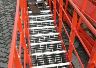 China Pisadas de escalera de acero ampliadas que rallan, pisadas de escalera de rejilla galvanizadas de la barra en venta