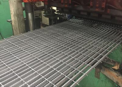 China Heavy Duty Serrated Steel Grating / Large Metal Floor Grates Skid Resistance for sale
