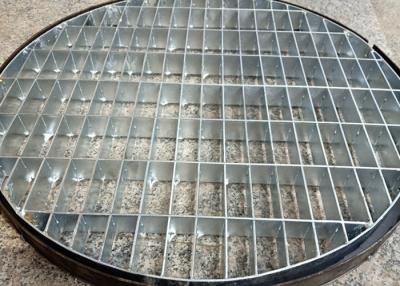 China Cubierta del dren de la cubierta de rejilla de acero bloqueada presionada galvanizada del foso/del acero inoxidable en venta