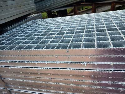 China de 5x5m m de la barra reja de acero serrada tratamiento no en venta