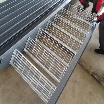 China Serrated Anti Slip Welding Bar Grating Stair Treads for sale