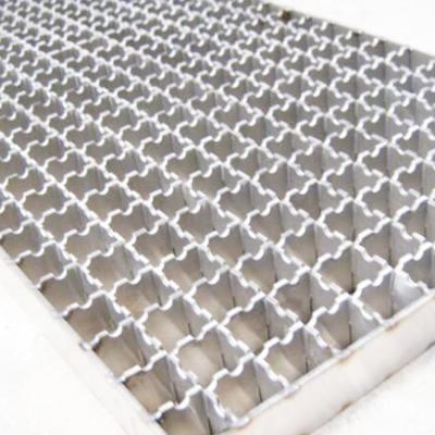 Chine Immersion chaude soudée par presse antidérapage grille en acier dentelée ou plate de Galvainzed pour la plate-forme de plancher à vendre