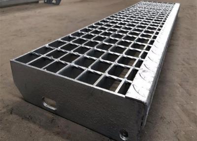 China Superficie anti con poco carbono del resbalón de las pisadas de escalera de la reja de la barra de acero para la plataforma industrial de la calzada en venta