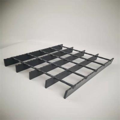 China Reja de acero de acero negra de la plataforma 32*5m m de la calzada de la reja de la pintura de espray para el piso del remolque en venta