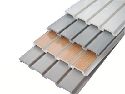 Cina Il forte garage di plastica Slatwall riveste la scanalatura di pannelli regolare di colore grigio bianco in vendita
