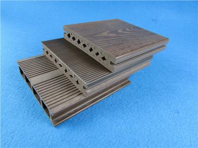 China Tableros de cubierta compuestos del Decking de madera compuesto que irritan la grabación en relieve en venta