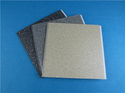 China Color decorativo plástico genérico del gris del tablero de la pared del Pvc de la prenda impermeable de los paneles de pared en venta