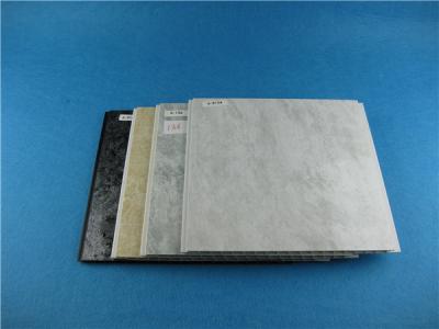 China Película impermeable que cubre las placas de pared normales del PVC de los paneles de pared del PVC para el cuarto de baño en venta