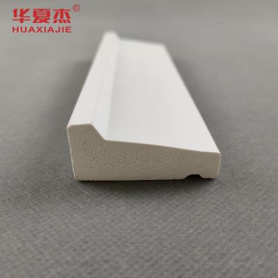 中国 卸売新しいトレンドコロニアルケーシング白ビニール 12 フィート pvc 巾木 pvc ベースボード装飾材料 販売のため