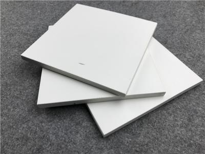 Chine Planches blanches adaptées aux besoins du client de mur de la couleur WPC de Legth favorables à l'environnement à vendre