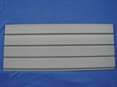 China Los paneles de pared grises del almacenamiento del PVC compuesto plástico de madera de SlatWall de 4 pulgadas en venta