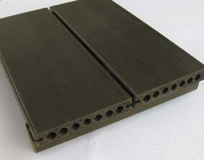 Chine Le Decking composé du jardin WPC couvre de tuiles les plate-formes de plancher résistantes UV creuses à vendre