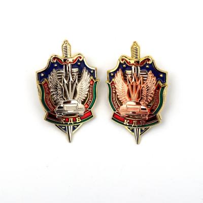 China Preço de fábrica Escudo Espada Ouro Custom Metal Badges 3D Enmalhado Brass Vestuário Acessórios Lapel Pin à venda