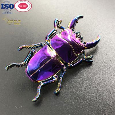 Chine Nouveau design Zinc alliage métallique émail coloré cafard animal invertébré hexapode insecte arc-en-ciel plaqué épingle à vendre