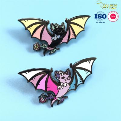 中国 Popular Selling wholesale Art Anime Cute Bat Cartoon Pin Dyed Black Soft Hard Enamel Metal  Badge 販売のため